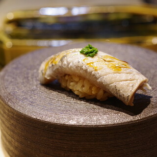 鮨 海宇